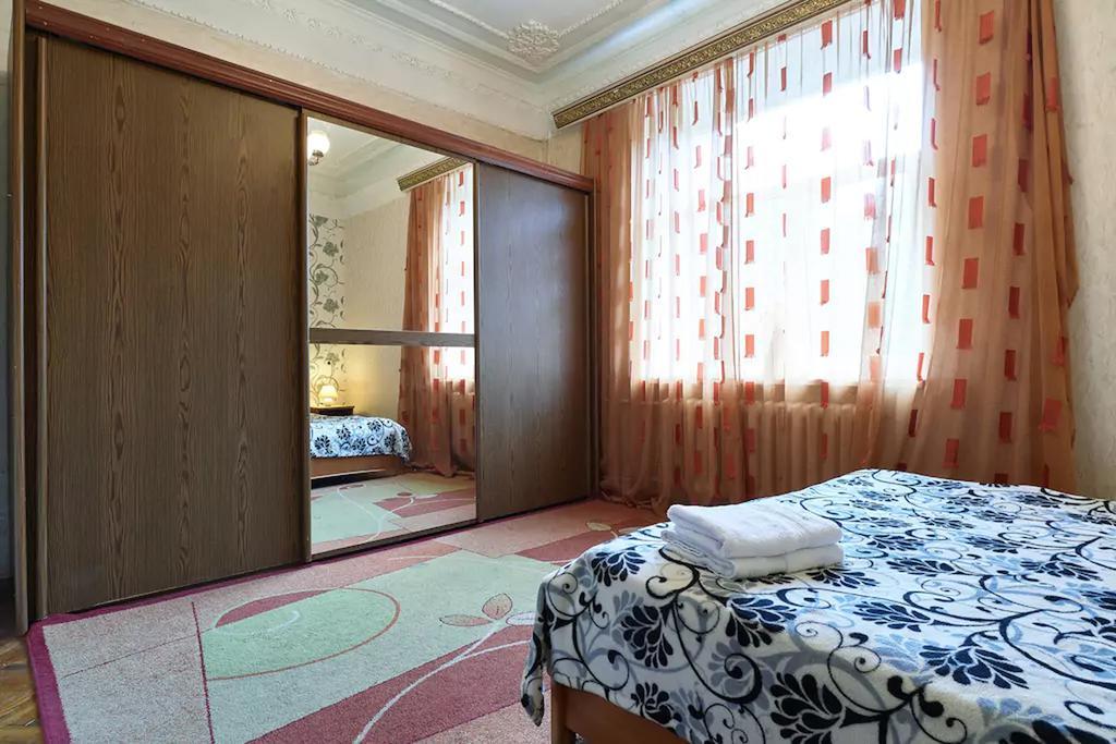 Home Hotel Apartments On Lva Tolstogo Kiev Exteriör bild